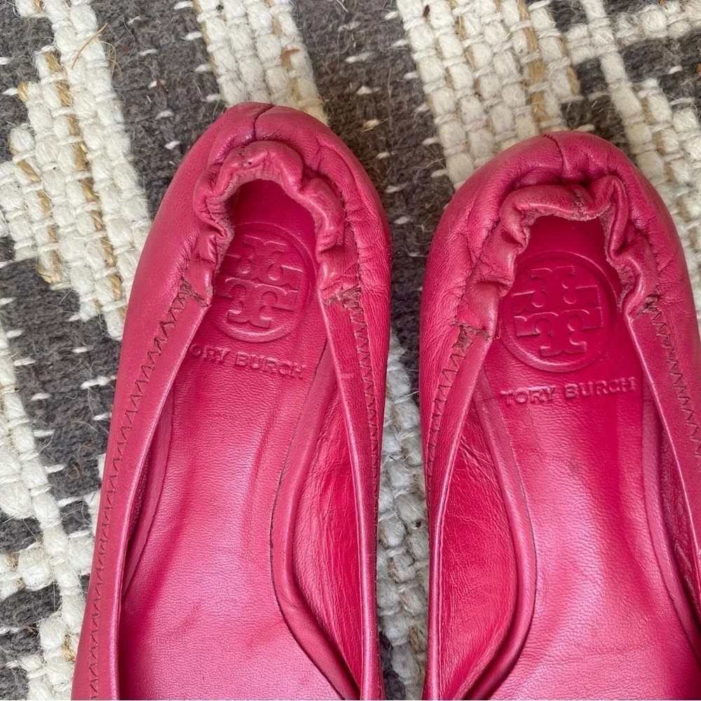 Girls Tory Burch Fuchsia flats with Gold Emblem